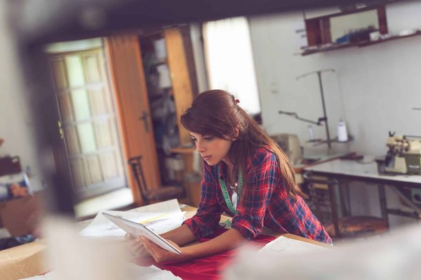 Quelles entreprises choisissent un design personnalisé pour les gobelets en carton ?