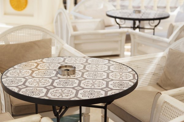 Mange-debout rond extérieur : optimisez vos espaces extérieurs